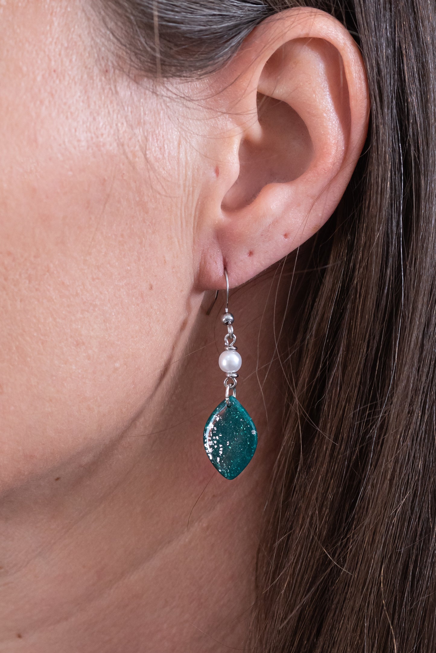 Emera nagyobb csüngős fülbevaló többféle formában, márványos zöld színben