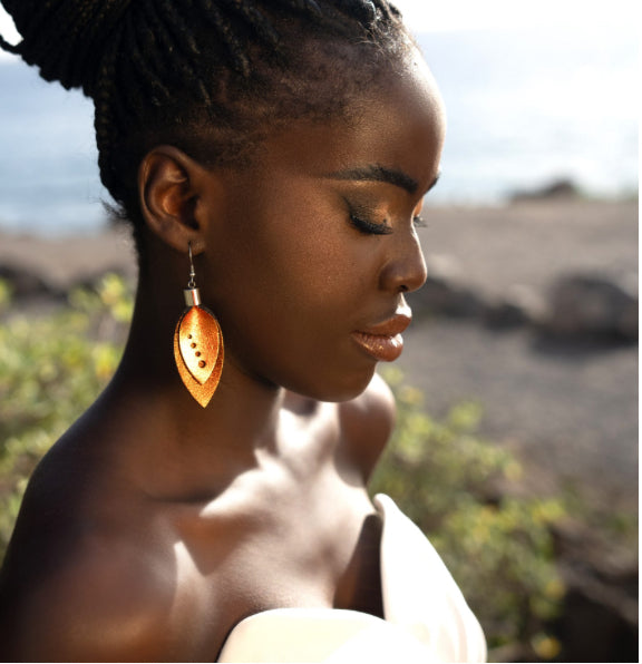 BORA FÜLBEVALÓ BŐR PÖTTYEL