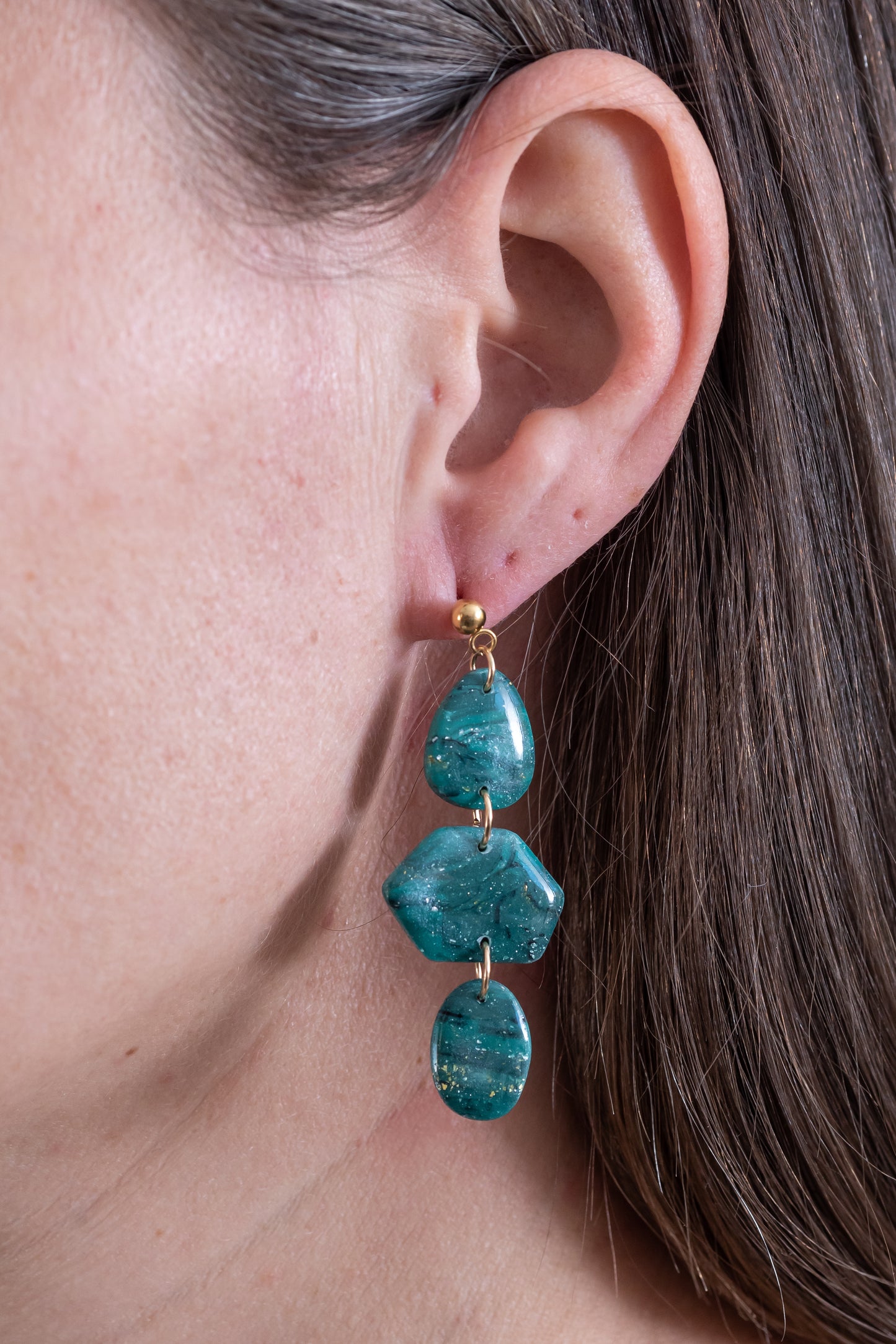 Emera nagyobb csüngős fülbevaló többféle formában, márványos zöld színben