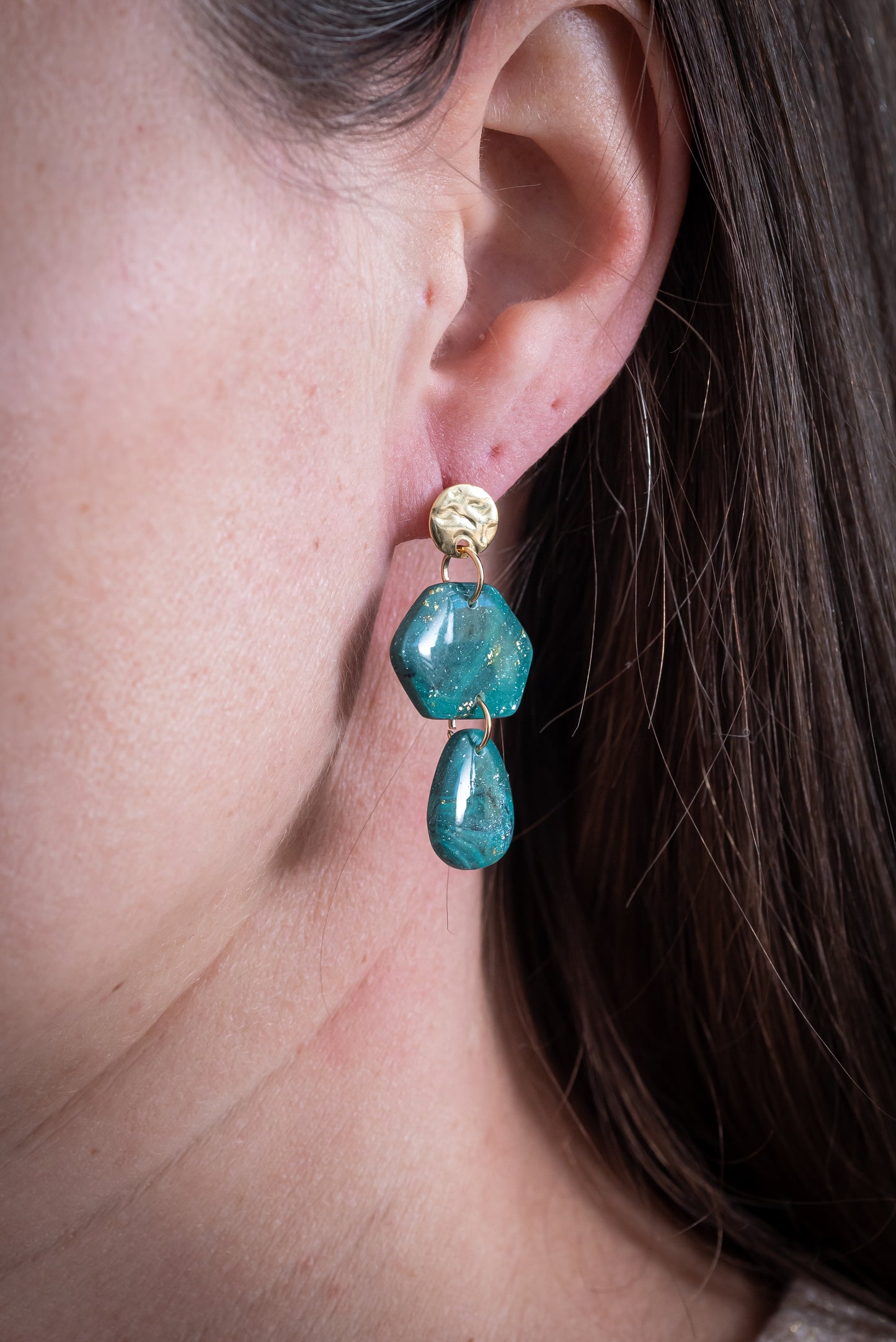 Emera nagyobb csüngős fülbevaló többféle formában, márványos zöld színben